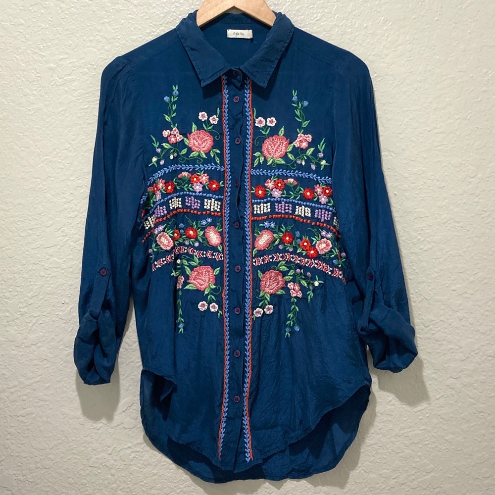 Kyla Seo Floral Embroidered Blue Button-up Blouse, size M